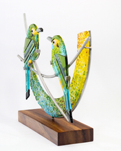 Cargar imagen en el visor de la galería, Pareja de Momotos: figura decorativa de ave en vidrio artístico