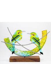 Cargar imagen en el visor de la galería, Pareja de Momotos: figura decorativa de ave en vidrio artístico