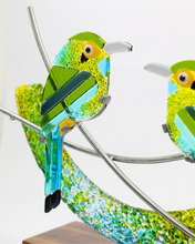 Cargar imagen en el visor de la galería, Pareja de Momotos: figura decorativa de ave en vidrio artístico